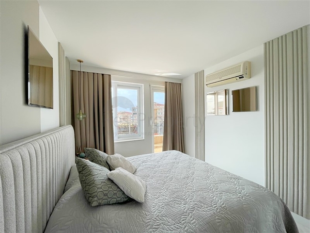 Пентхаус плануванням 3+1 з видом на море і гори