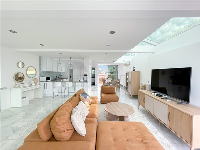 Пентхаус плануванням 3+1 з видом на море і гори