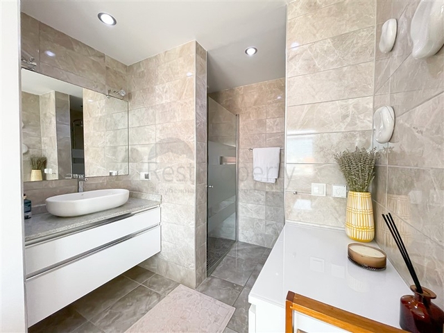 Пентхаус плануванням 3+1 з видом на море і гори