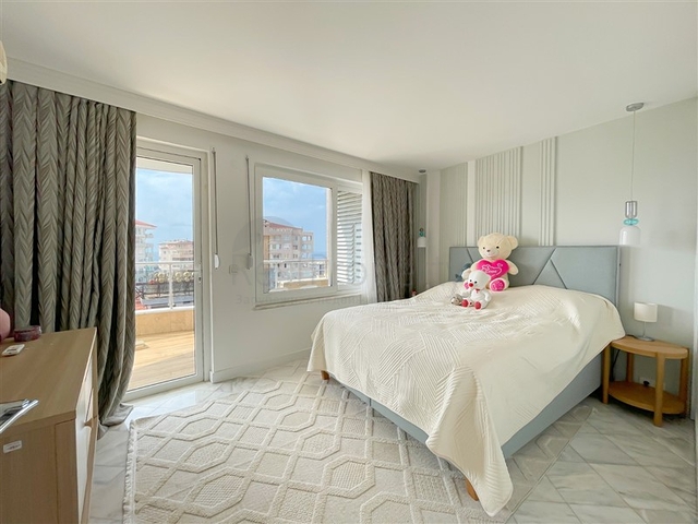 Пентхаус плануванням 3+1 з видом на море і гори