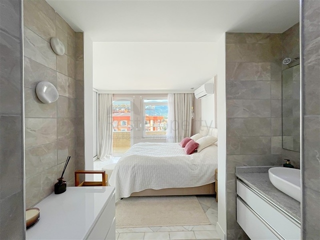 Пентхаус плануванням 3+1 з видом на море і гори