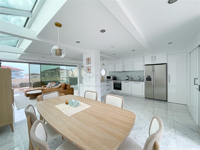 Пентхаус плануванням 3+1 з видом на море і гори