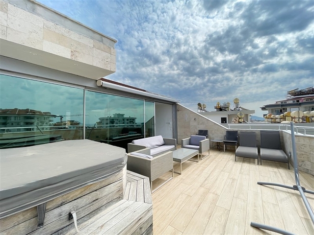 Пентхаус плануванням 3+1 з видом на море і гори