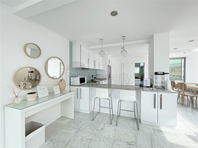 Пентхаус плануванням 3+1 з видом на море і гори