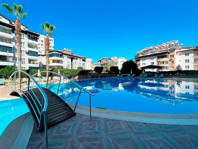 Пентхаус плануванням 3+1 з видом на море і гори