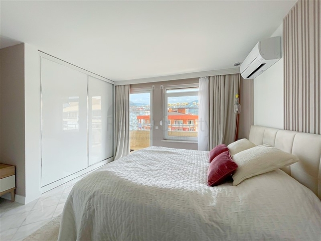 Пентхаус плануванням 3+1 з видом на море і гори