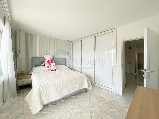 Пентхаус плануванням 3+1 з видом на море і гори