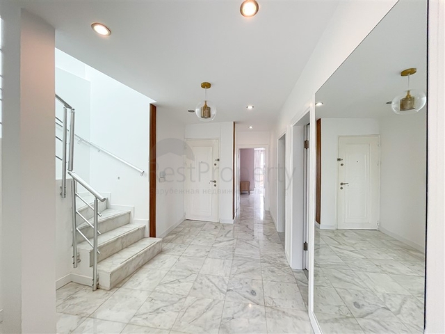 Пентхаус плануванням 3+1 з видом на море і гори