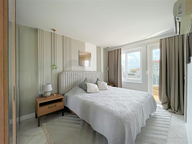 Пентхаус плануванням 3+1 з видом на море і гори