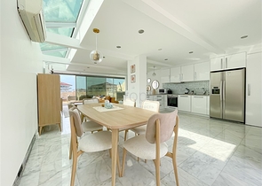 Пентхаус плануванням 3+1 з видом на море і гори