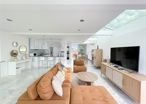 Пентхаус плануванням 3+1 з видом на море і гори