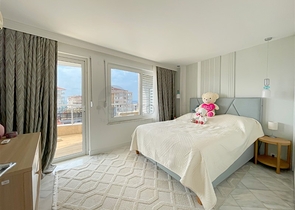 Пентхаус плануванням 3+1 з видом на море і гори