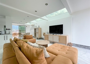 Пентхаус плануванням 3+1 з видом на море і гори