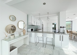 Пентхаус плануванням 3+1 з видом на море і гори