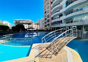 Пентхаус плануванням 3+1 з видом на море і гори