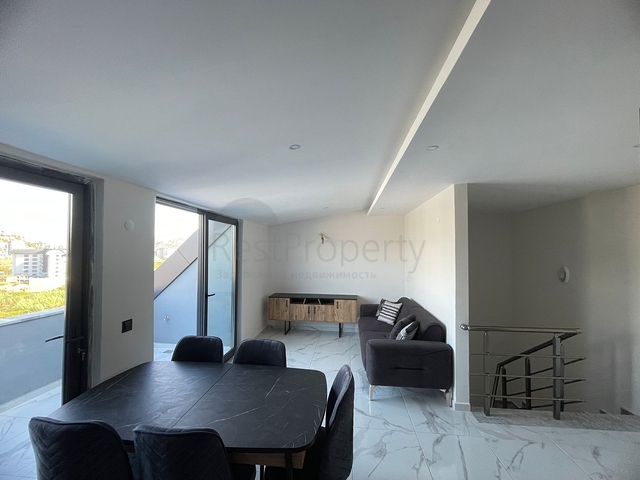 Мебльована трикімнатна квартира в новому будинку в районі Газіпаша