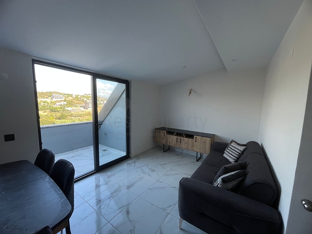 Мебльована трикімнатна квартира в новому будинку в районі Газіпаша