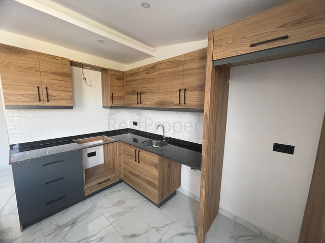 Мебльована трикімнатна квартира в новому будинку в районі Газіпаша