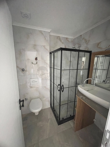 Мебльована трикімнатна квартира в новому будинку в районі Газіпаша