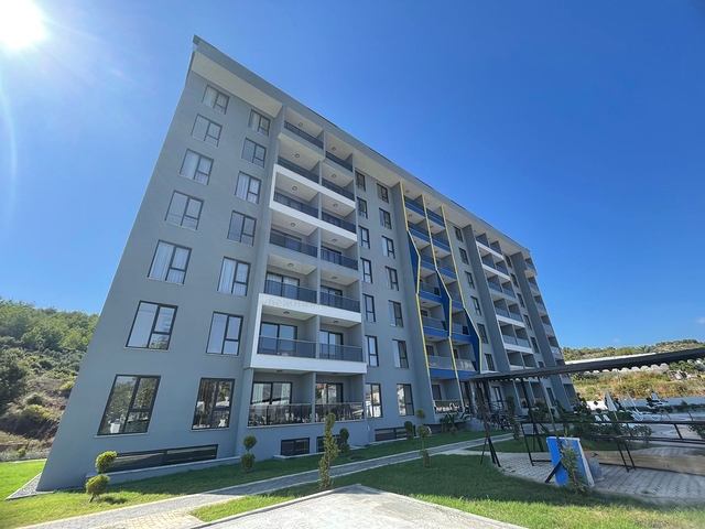 Мебльована трикімнатна квартира в новому будинку в районі Газіпаша