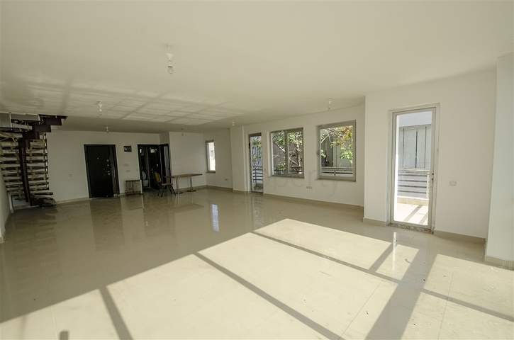 Продаж бізнес центру в районі Лара Анталья