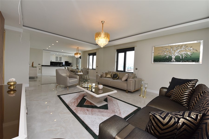 Просторий пентхаус на першій береговій лінії 