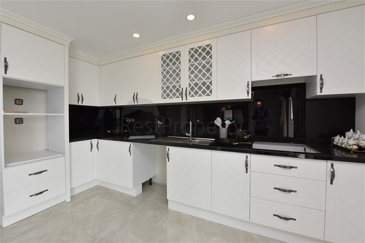 Просторий пентхаус на першій береговій лінії 