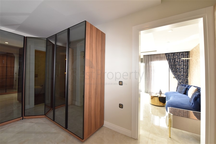 Просторий пентхаус на першій береговій лінії 