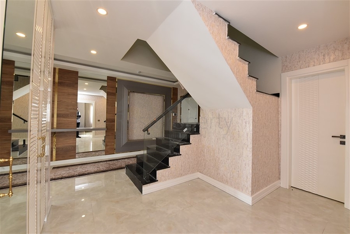 Просторий пентхаус на першій береговій лінії 