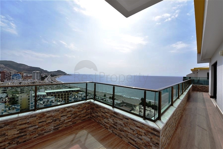 Просторий пентхаус на першій береговій лінії 