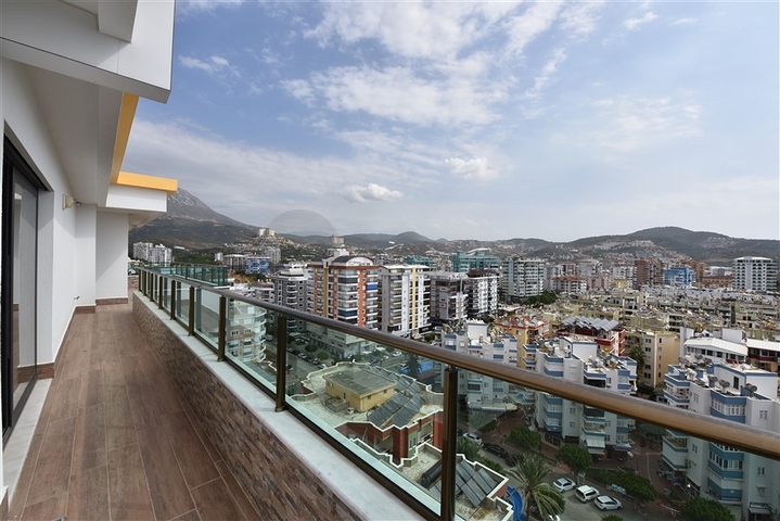 Просторий пентхаус на першій береговій лінії 