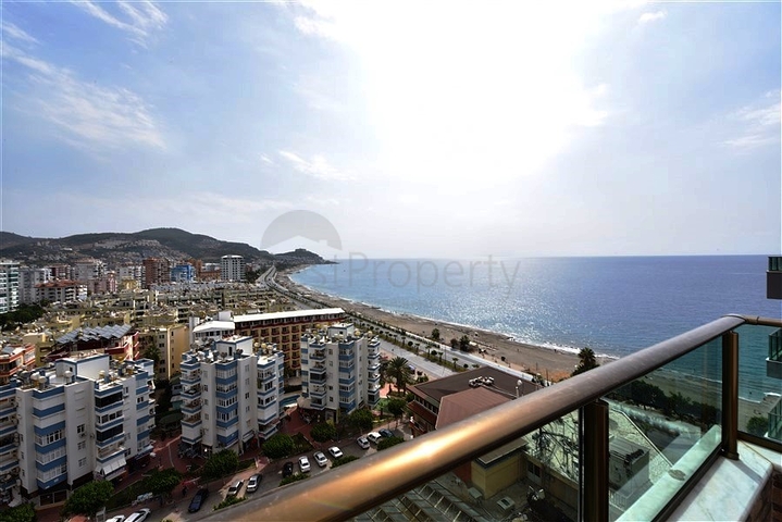 Просторий пентхаус на першій береговій лінії 