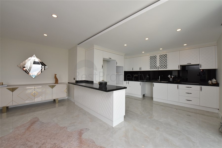 Просторий пентхаус на першій береговій лінії 