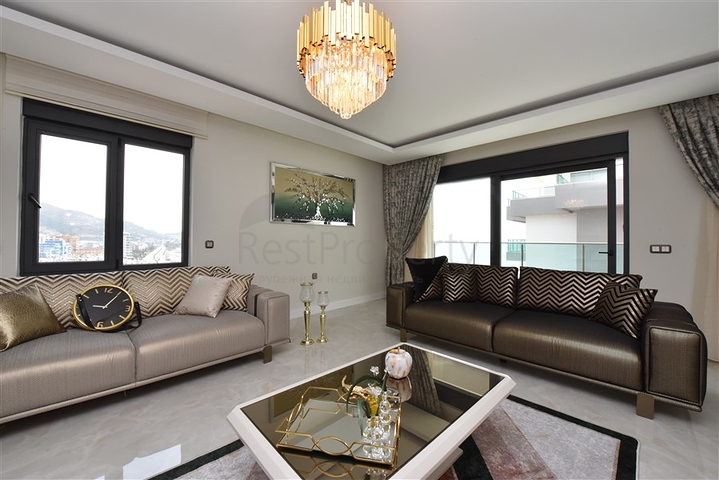 Просторий пентхаус на першій береговій лінії 