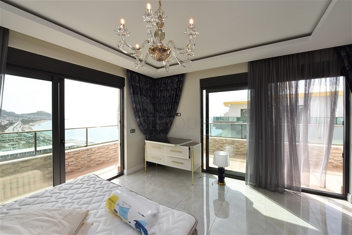 Просторий пентхаус на першій береговій лінії 