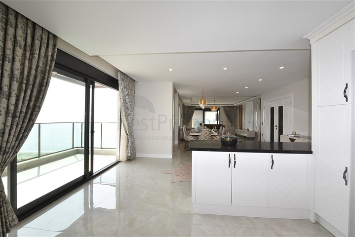 Просторий пентхаус на першій береговій лінії 