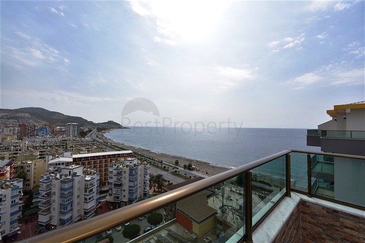 Просторий пентхаус на першій береговій лінії 