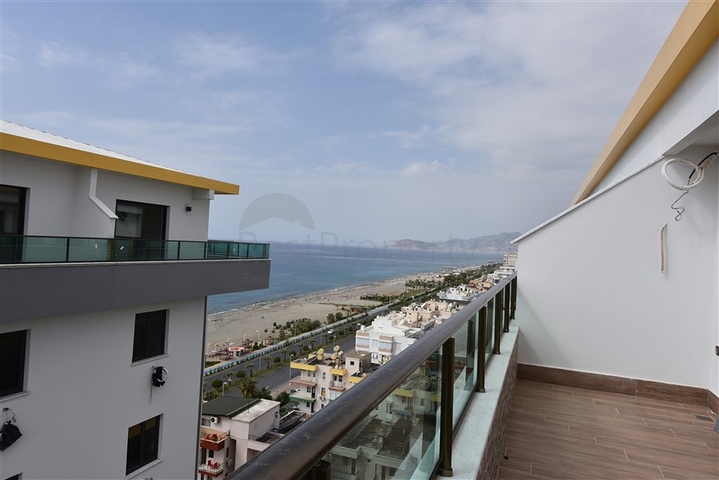 Просторий пентхаус на першій береговій лінії 