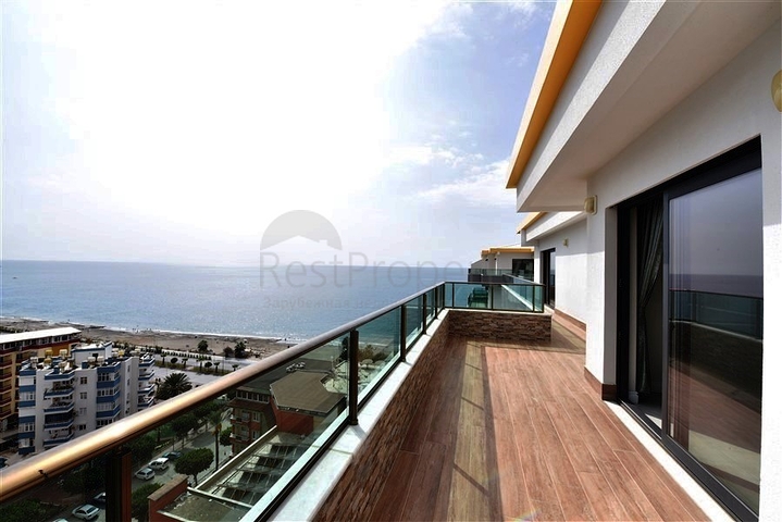 Просторий пентхаус на першій береговій лінії 