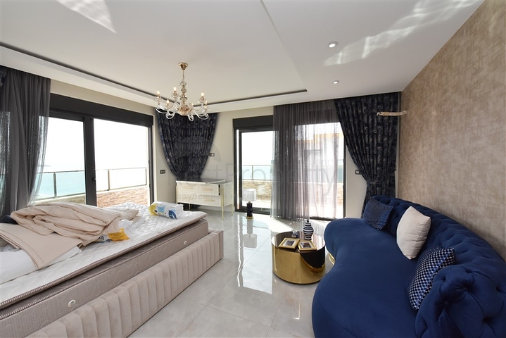 Просторий пентхаус на першій береговій лінії 