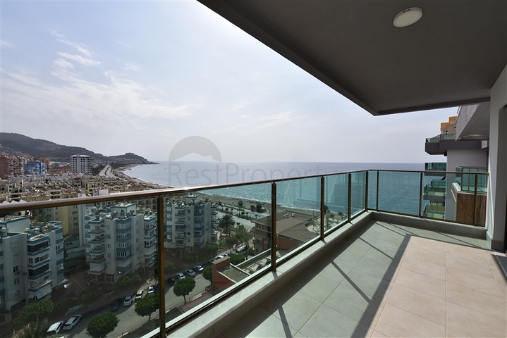 Просторий пентхаус на першій береговій лінії 