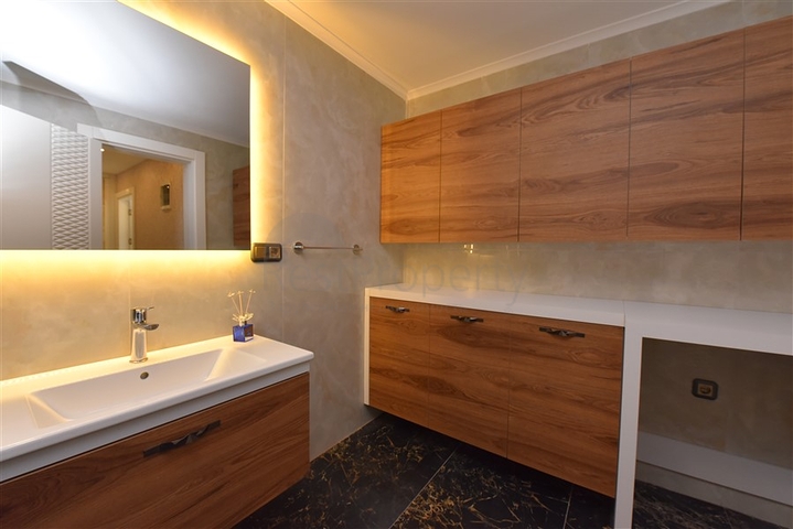 Просторий пентхаус на першій береговій лінії 