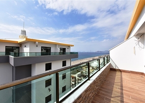 Просторий пентхаус на першій береговій лінії 