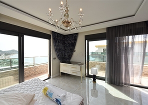 Просторий пентхаус на першій береговій лінії 