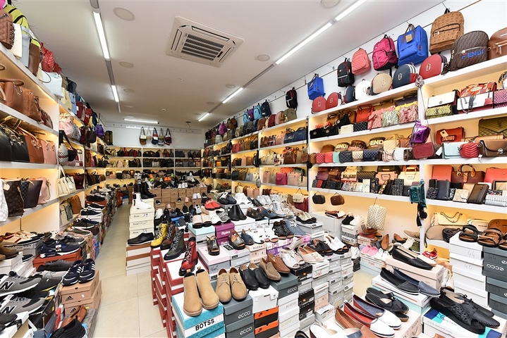 Торгове приміщення в туристичному центрі ТЦ Окурджалара