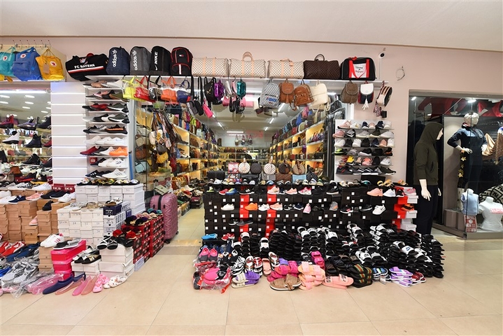 Торгове приміщення в туристичному центрі ТЦ Окурджалара