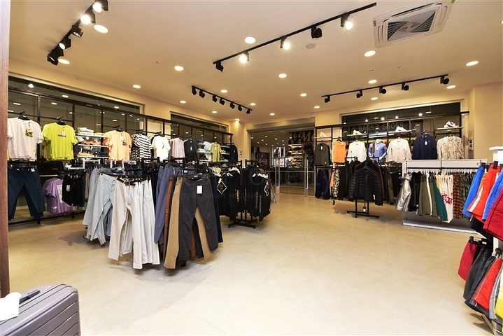 Комерційні приміщення в торговому центрі в районі Окурджалар 