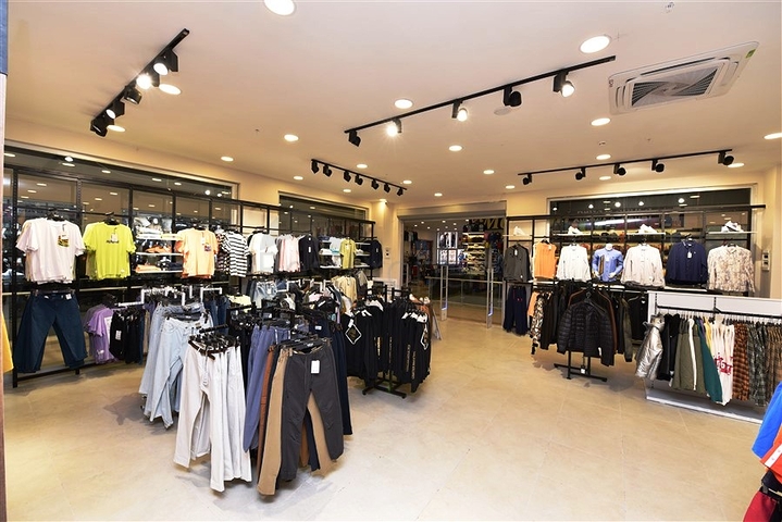 Комерційні приміщення в торговому центрі в районі Окурджалар 