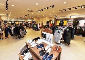 Комерційні приміщення в торговому центрі в районі Окурджалар 