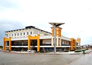 Комерційні приміщення в торговому центрі в районі Окурджалар 